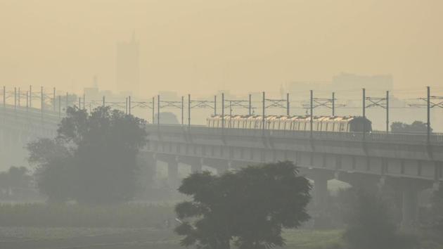 A Metro train passes through heavy smog at Mayur Vihar, in New Delhi on October 16, 2020. (Amal KS/HT Photo) A Metro train passes through heavy smog at Mayur Vihar, in New Delhi on October 16, 2020. (Amal KS/HT Photo)