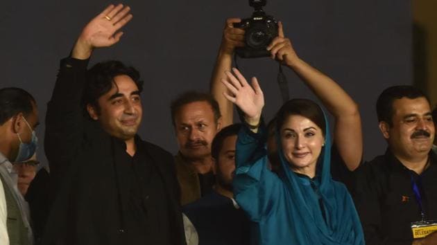 Bilawal Bhutto Zardari (L) and Maryam Nawaz Sharif wave to supporters during the first public rally of the 11-party Pakistan Democratic Movement in the eastern city of Gujranwala on October 16.(AFP)