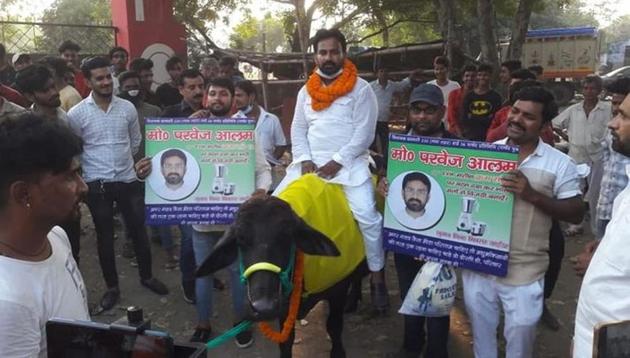 Mohammad Parvez Mansoori, a candidate of Rashtriya Ulema Council party from Gaya Town on Monday rode a buffalo for campaigning in his area. (HT PHOTO) Mohammad Parvez Mansoori, a candidate of Rashtriya Ulema Council party from Gaya Town on Monday rode a buffalo for campaigning in his area. (HT PHOTO)