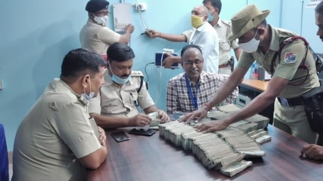 Kishanganj police officials with the cash seized from two vehicles Sunday night.(HT PHOTO) Kishanganj police officials with the cash seized from two vehicles Sunday night.(HT PHOTO)