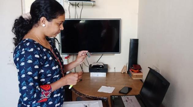 Teacher Kshitija Sankpal explaining ‘dry cell’ to students at VPM’s Vidya Mandir High School in Dahisar.(HT Photo)