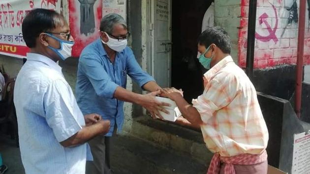 The community kitchen has now become a model of sorts. Thousands of people get their food either free or for ₹20 from more than 20 kitchens in north and south Bengal districts. (HT PHOTO.) The community kitchen has now become a model of sorts. Thousands of people get their food either free or for ₹20 from more than 20 kitchens in north and south Bengal districts. (HT PHOTO.)