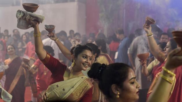 Women perform Dhunuchi dance during Durga Puja at Shivaji Park in Mumbai on October 2018(Kunal Patil/HT Photo)