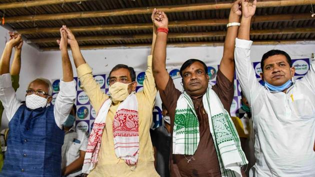 Vikassheel Insan Party (VIP) leader Santosh Kushwaha with Rashtriya Lok Samata Party (RSLP) chief Upendra Kushwaha after joining RLSP during a press conference in Patna on Monday.(PTI PHOTO.) Vikassheel Insan Party (VIP) leader Santosh Kushwaha with Rashtriya Lok Samata Party (RSLP) chief Upendra Kushwaha after joining RLSP during a press conference in Patna on Monday.(PTI PHOTO.)