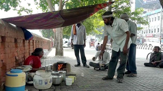 One octogenarian woman Bhagavan Devi, popular as ‘roti wali amma’ is selling food at Rs. 20 near St. John College to earn a livelihood, in Agra.(ANI) One octogenarian woman Bhagavan Devi, popular as ‘roti wali amma’ is selling food at Rs. 20 near St. John College to earn a livelihood, in Agra.(ANI)