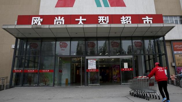 Employee carries shopping carts into Sun Art Retail Group's Auchan hypermarket store in Beijing. Representational image.(REUTERS) Employee carries shopping carts into Sun Art Retail Group's Auchan hypermarket store in Beijing. Representational image.(REUTERS)
