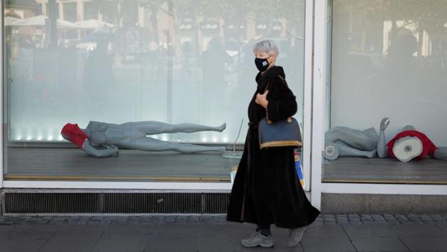 A woman wearing a face mask walks past a shuttered shop in Frankfurt, Germany on October 19. New cases are growing at over 150,000 a day in Europe, as many countries including Italy, Netherlands, Germany, Austria, Poland, Ukraine, Cyprus, and the Czech Republic have reported record daily increases in the number of coronavirus infections. (Kai Pfaffenbach / REUTERS)