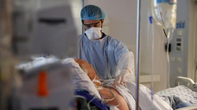 A doctor tends to a patient inside the Intensive Care Unit (ICU) of Bethune-Beuvry hospital in Beuvry, France on October 16. Europe currently accounts for over 17% of the global cases and nearly 22% of the deaths related to the virus worldwide, Reuters reported. (Pascal Rossignol / REUTERS)