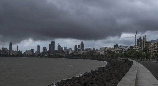 Dark rain clouds over the skyline seen from Marine Drive in Mumbai. (Pratik Chorge/HT PHOTO) Dark rain clouds over the skyline seen from Marine Drive in Mumbai. (Pratik Chorge/HT PHOTO)