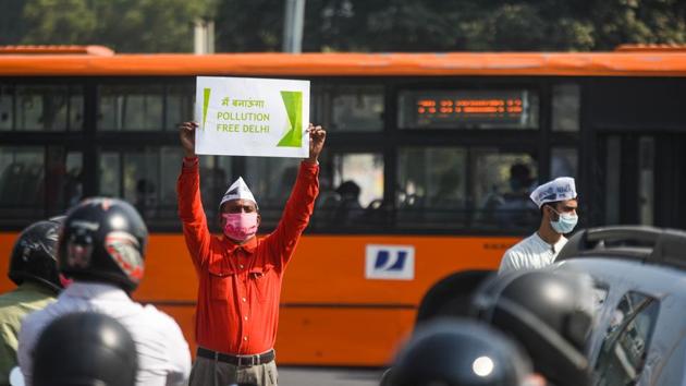 An Aam Aadmi Party (AAP) worker holding poster urges people to turn off the engines of their vehicles while waiting at traffic signals, during a 'Red Light on, Gaadi Off' campaign launched by Delhi CM Arvind Kejriwal last week to tackle air pollution, near Rajendra Place, in New Delhi on Monday, October 19, 2020. (Amal KS/HT PHOTO) An Aam Aadmi Party (AAP) worker holding poster urges people to turn off the engines of their vehicles while waiting at traffic signals, during a 'Red Light on, Gaadi Off' campaign launched by Delhi CM Arvind Kejriwal last week to tackle air pollution, near Rajendra Place, in New Delhi on Monday, October 19, 2020. (Amal KS/HT PHOTO)