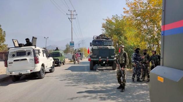 Security personnel stand guard in Pulwama.(ANI File Photo)