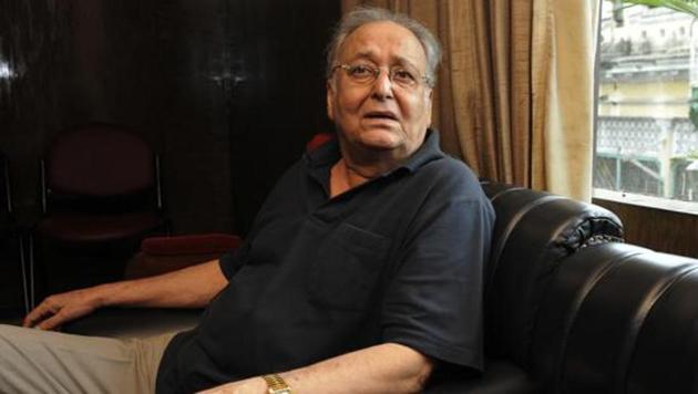 In a bid to offer holistic treatment, doctors have urged Soumitra Chatterjee to listen to music and literature of his choice.(HT PHOTO.) In a bid to offer holistic treatment, doctors have urged Soumitra Chatterjee to listen to music and literature of his choice.(HT PHOTO.)