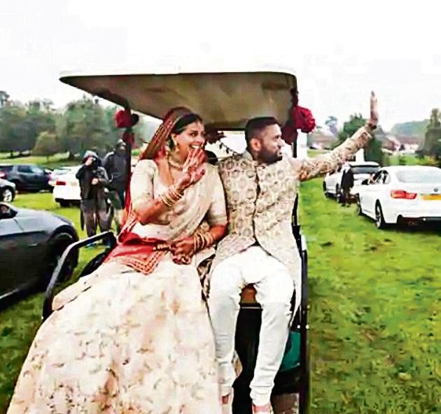 Roma Popat and Vinal Patel at their drive-in wedding in Essex, England.(Courtesy Saheli Events / i-Maani Photography) Roma Popat and Vinal Patel at their drive-in wedding in Essex, England.(Courtesy Saheli Events / i-Maani Photography)