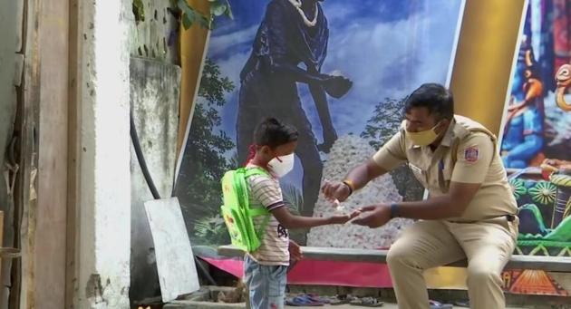 Delhi Police constable Than Singh is also teaching the underprivileged kids to main hygiene and social distancing to stay safe during the pandemic.(Photo: Twitter)