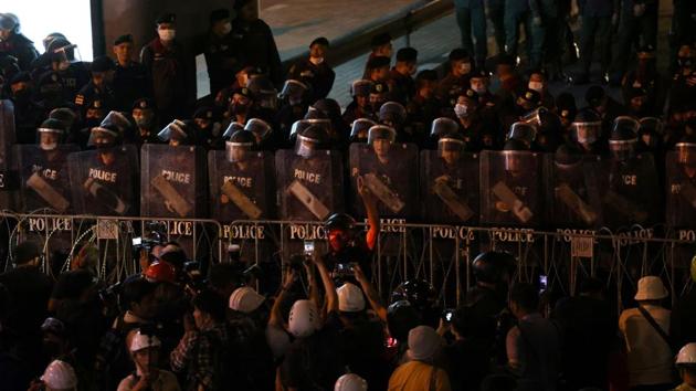 Police officers line up as pro-democracy protesters march towards the Government House during an anti-government protest in Bangkok, Thailand on October 21, 2020. (Reuters Photo) Police officers line up as pro-democracy protesters march towards the Government House during an anti-government protest in Bangkok, Thailand on October 21, 2020. (Reuters Photo)