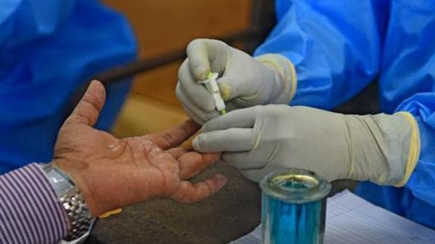 BMC health workers collect plasma samples from patients who recovered from Covid-19, They come forward to donate blood for the convalescent plasma therapy at Dharavi in Mumbai.(Vijayanand Gupta/HT Photo)