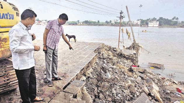 Residents show the collapsed wall that killed six people in Pandharpur during the flash floods on October 14, on Tuesday. They have demanded audit from the state authorities of the beautification work carried at the ghats. (PRATHAM GOKHALE/HT) Residents show the collapsed wall that killed six people in Pandharpur during the flash floods on October 14, on Tuesday. They have demanded audit from the state authorities of the beautification work carried at the ghats. (PRATHAM GOKHALE/HT)