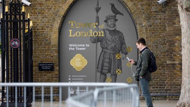 A visitor waits to enter the Tower of London in central London on October 12. Some 60,000 people visited the Tower every week in October 2019, but it is now only 6,000 post lockdown, AFP reported from the data released by Historic Royal Palaces. (Tolga Akmen / AFP)