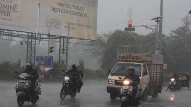 Motorists race through the Mundhwa signal after a spell of rainfall in Pune. (Shankar Narayan/HT PHOTO) Motorists race through the Mundhwa signal after a spell of rainfall in Pune. (Shankar Narayan/HT PHOTO)