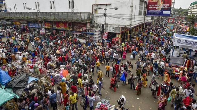 Huge mass of people can be seen shopping at the New Market area ahead of Durga Puja festival in Kolkata.(PTI)
