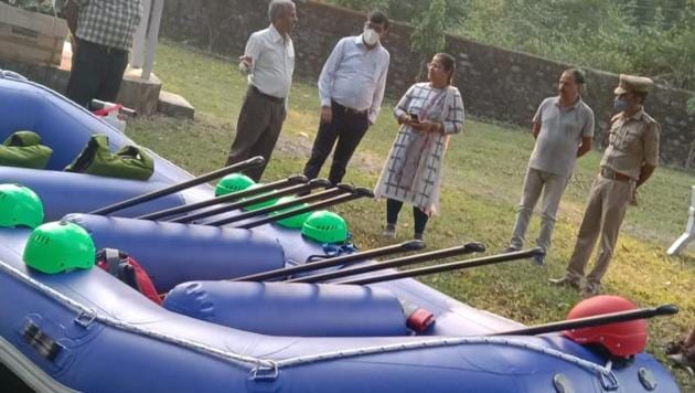 Uttarakhand forest department officials with a newly procured inflatable boat that will be used for patrolling along Sharda river on Indo-Nepal border in Champawat.(HT PHOTO) Uttarakhand forest department officials with a newly procured inflatable boat that will be used for patrolling along Sharda river on Indo-Nepal border in Champawat.(HT PHOTO)