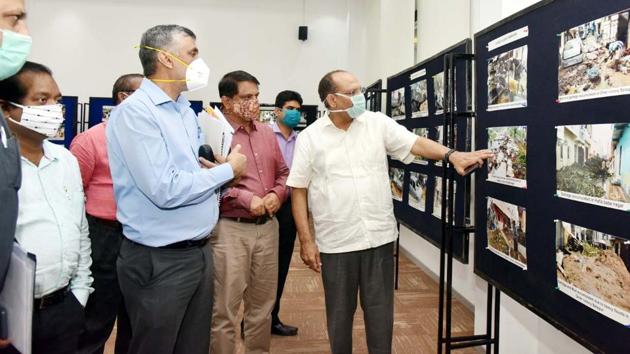 Telangana chief secretary Somesh Kumar explaining the flood damage in Hyderabad to a five-member central team.(HT PHOTO)