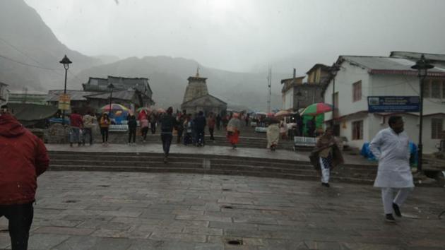 Despite the cold weather, devotees have continued to visit the Kedarnath shrine.(HT Photo)