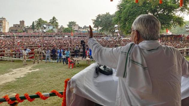 Bihar Chief Minister Nitish Kumar addresses an election campaign rally in Hasanpur on Thursday. (Santosh Kumar/HT PHOTO) Bihar Chief Minister Nitish Kumar addresses an election campaign rally in Hasanpur on Thursday. (Santosh Kumar/HT PHOTO)