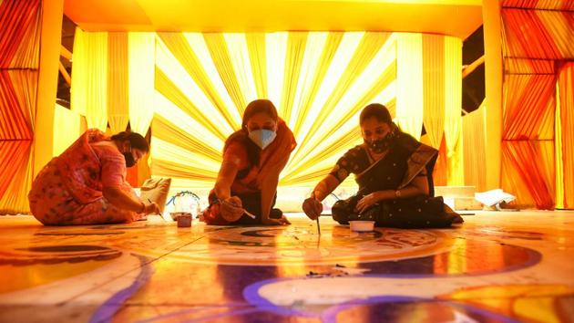 Women make artwork at the Kali Badi Mandir ahead of Durga Puja, in CR Park, New Delhi.(HT photo)