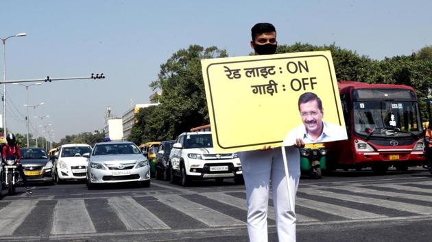 A volunteer holds a placard for ‘Red Light On, Gaadi Off’’ campaign at ITO crossing in New Delhi, India, on Wednesday, October 21, 2020. (Arvind Yadav/HT photo) A volunteer holds a placard for ‘Red Light On, Gaadi Off’’ campaign at ITO crossing in New Delhi, India, on Wednesday, October 21, 2020. (Arvind Yadav/HT photo)