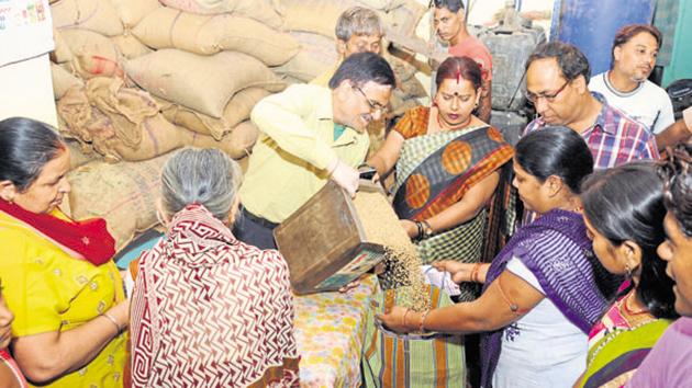 Free food grain distribution through PDS shops proved to be a big support to the poor during Covid-19 lockdown, claims govt.(HT Photo) Free food grain distribution through PDS shops proved to be a big support to the poor during Covid-19 lockdown, claims govt.(HT Photo)
