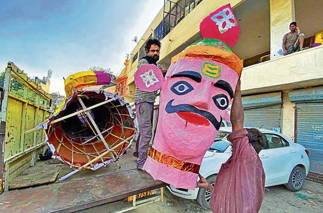 Artistes preparing Ravana effigies at the Daresi ground in Ludhiana.(Gurpreet Singh/HT) Artistes preparing Ravana effigies at the Daresi ground in Ludhiana.(Gurpreet Singh/HT)