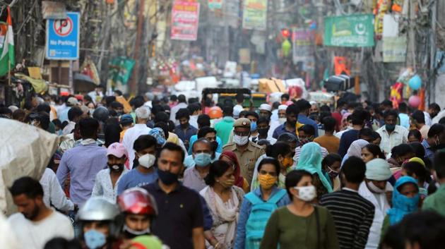 A large crowd is seen amid the coronavirus outbreak in New Delhi on October 19. Delhi on October 21 reported 3,686 new infections, the highest in 26 days, as the number RT-PCR tests continued to rise, touching a new single-day record. (Anushree Fadnavis / REUTERS)