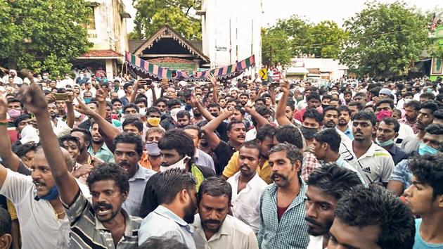 AIADMK cadres headed by MLA Chinnappan tried to block the road and raised slogans against the police(PTI) AIADMK cadres headed by MLA Chinnappan tried to block the road and raised slogans against the police(PTI)