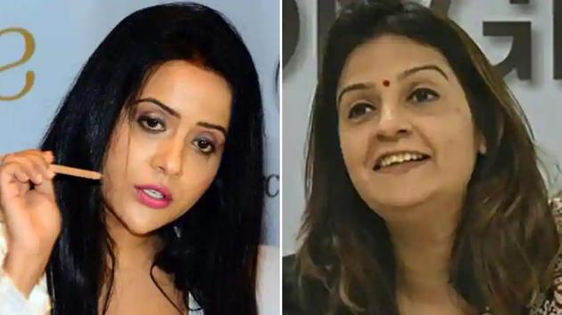 Devendra Fadnavis’s wife banker Amruta Fadnavis (left) and Shiv Sena leader Priyanka Chaturvedi(HT/PTI photo)