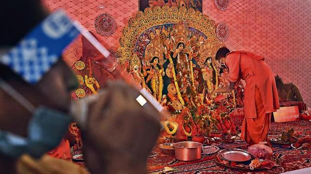 The few organisers who have got permission for Durga Puja this year are following the rituals with smaller idols of the deities or by installing ‘holy urns’ (kalash sthapana) in their premises.(HT photo)