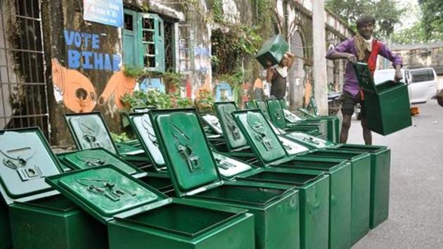 Workers carry ballot boxes at Collectorate premises in Patna earlier in the month. (HT file)