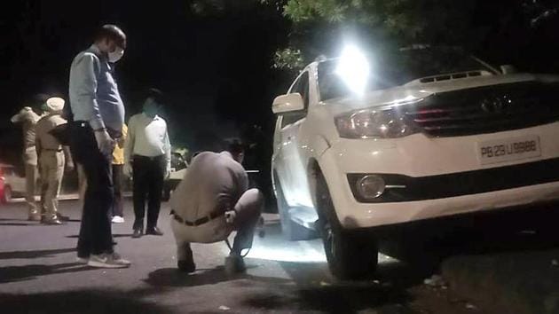 Police officials look for clues at the spot where Gurlal Brar, an aide of gangster Lawrence Bishnoi was shot dead in the early hours of October 11 in Chandigarh.(HT Photo)