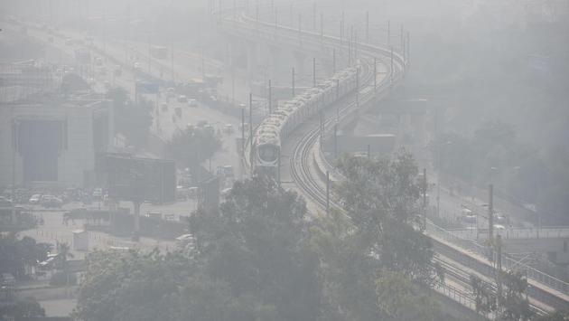 A Pink Line metro train seen near Anand Vihar on a smoggy day in New Delhi on October 22. Despite EPCA’s move, Delhi’s air quality index (AQI) on OCtober 23 was 366, and about 12 of the 35 monitoring stations in the city were over the ‘severe’ 400 mark for large parts of the day. (Raj K Raj / HT Photo)