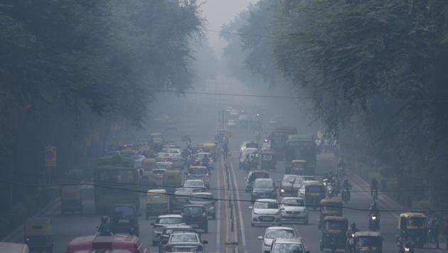 Delhi’s overall AQI reading was 296 on Thursday. Government agencies had forecast that the air quality will deteriorate on October 23-24 on account of calm wind conditions not allowing the dispersion of pollutants in the atmosphere.(Arvind Yadav/HT Photo)