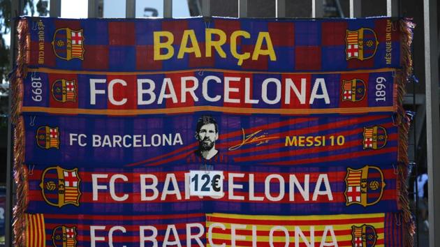 Barcelona´s scarves are displayed outside the Camp Nou stadium in Barcelona on October 23, 2020, on the eve of the "clasico" football match FC Barcelona against Real Madrid CF. - Followed by millions of people around the world, the great Spanish football showdown will take place at closed door in front of 100,000 empty seats. (Photo by LLUIS GENE / AFP)(AFP)