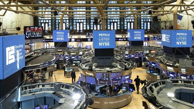 The US dollar bought 104.70 Japanese yen, down from 104.86 yen late Thursday (AP file photo) The US dollar bought 104.70 Japanese yen, down from 104.86 yen late Thursday (AP file photo)