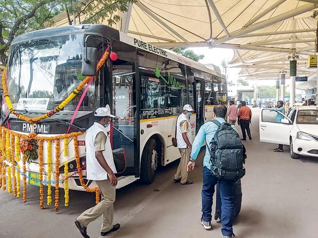 Smart e-bus started plying from Pune Airport to various destinations in Pune.(Shankar Narayan/HT PHOTO)