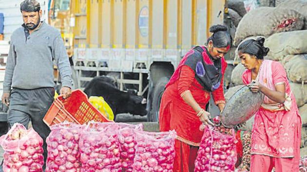 Prices are likely to cool after fresh harvests from rain-hit Maharashtra replenish the markets by mid-November. (HT phot) Prices are likely to cool after fresh harvests from rain-hit Maharashtra replenish the markets by mid-November. (HT phot)