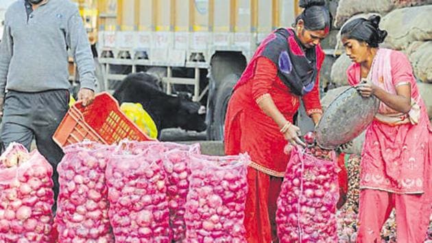 At Andhra Pradesh’s Kurnool market, roughly 15-20% of the 12,000 quintals supplied every year during the season are arriving currently. (HT Photo) At Andhra Pradesh’s Kurnool market, roughly 15-20% of the 12,000 quintals supplied every year during the season are arriving currently. (HT Photo)