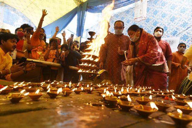 Lucknow, India-October 24, 2020:Devotees at Durga puja ‘’ Sandhi Puja ‘’ during covid-19, at Sundarbagh Lucknow, India, Saturday, 2020. (Dheeraj Dhawan/Hindustan Times)