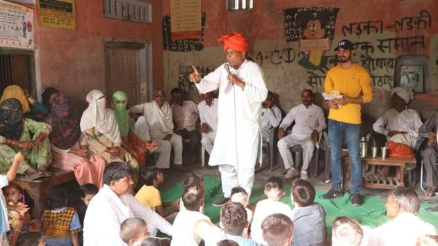 Loktantra Suraksha party (LSP) chief Raj Kumar Saini addressing people at Gadhwal village on Saturday.(HT photo)