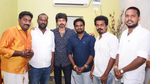 Vijay meets lucky fans during Covid-19 crisis, pictures go viral ...