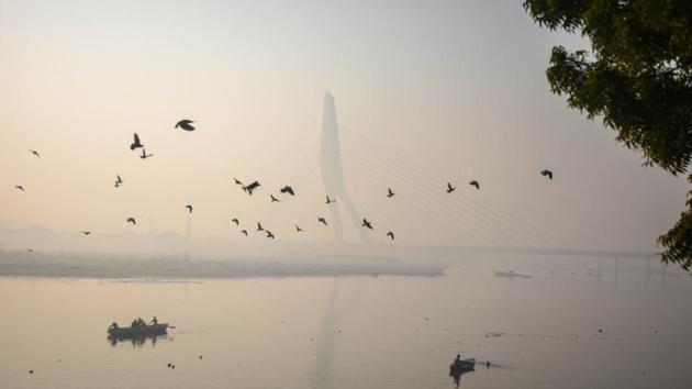 Delhi’s overall AQI reading on Friday was 366 (in the ‘very poor’ zone), the worst in at least eight months, and a marked deterioration from Thursday’s 296, which was in the ‘poor’ zone, according to Central Pollution Control Board.(Amal KS/HT Photo)