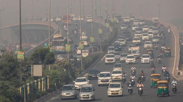 Traffic moves on a smoggy morning in New Delhi, October 23, 2020.(REUTERS) Traffic moves on a smoggy morning in New Delhi, October 23, 2020.(REUTERS)